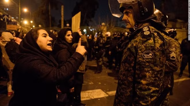 Iran căng thẳng vì biểu tình lan rộng. Ảnh: CNN