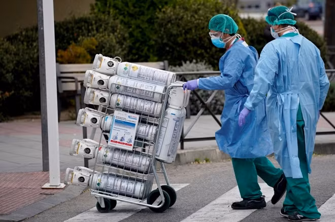 Thiết bị y tế được vận chuyển tại Tây Ban Nha. Ảnh: Reuters