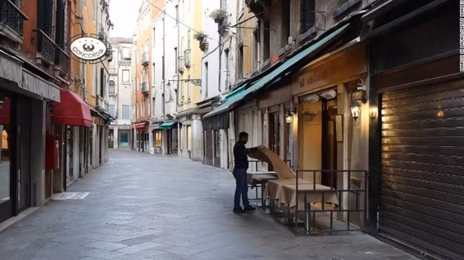Đường phố Italia vắng vẻ sau lệnh phong tỏa toàn quốc. Ảnh: Getty