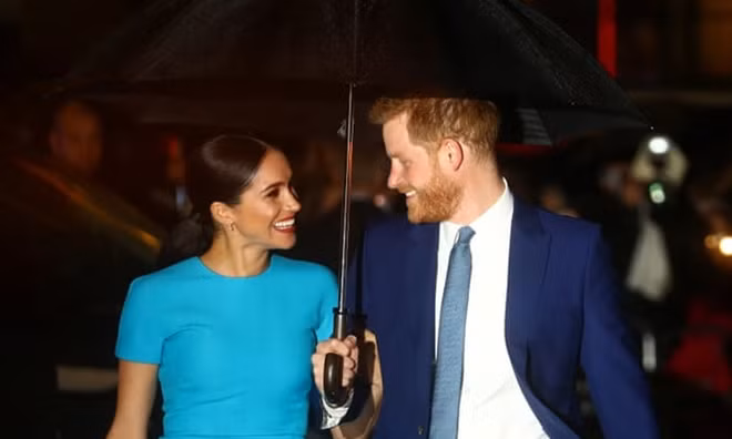 Cặp vợ chồng đình đám một thuở của Hoàng gia Anh tái xuất tại London. Ảnh: The Guardian