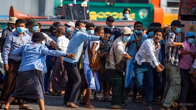 Các phần tử quá khích sử dụng súng cao su để tấn công. Ảnh: Reuters