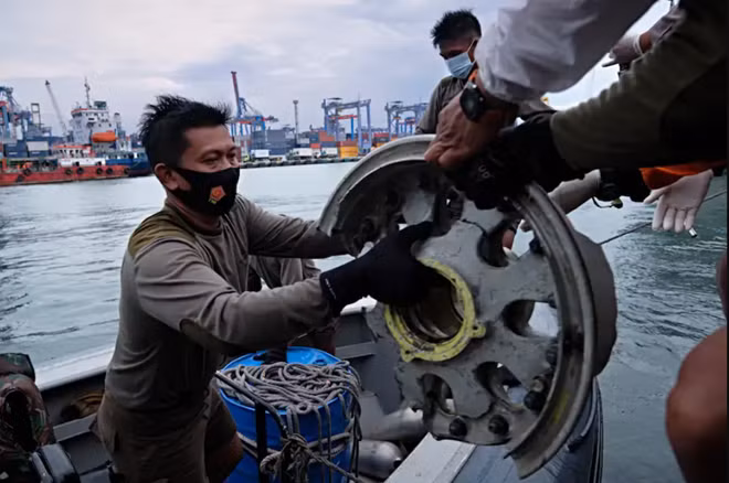 Các mảnh vỡ của máy bay tiếp tục được trục vớt phục vụ công tác điều tra. Ảnh: WP