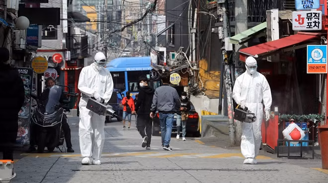 Nhân viên y tế phun khử trùng tại khu vực Itaewon. Ảnh: Reuters