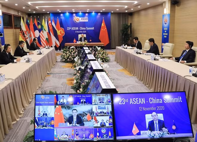 Các đại biểu trao đổi tại hội nghị.