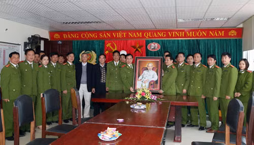 Đoàn công tác Cục Cảnh sát TNTP thăm hỏi, chúc Tết Phòng Cảnh sát TNTP Công an tỉnh Hòa Bình.