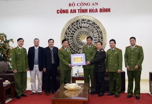 Đoàn công tác Cục Cảnh sát TNTP thăm hỏi, chúc Tết Ban Giám đốc Công an tỉnh Hòa Bình.