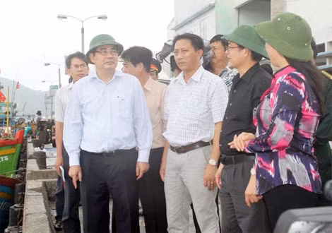 Bộ trưởng Bộ NN-PTNT Cao Đức Phát kiểm tra, chỉ đạo công tác phòng chống bão số 4 tại Bình Định (ảnh chụp sáng 29/11, tại cảng cá Quy Nhơn). Bộ trưởng Bộ NN-PTNT Cao Đức Phát kiểm tra, chỉ đạo công tác phòng chống bão số 4 tại Bình Định (ảnh chụp sáng 29/11, tại cảng cá Quy Nhơn).