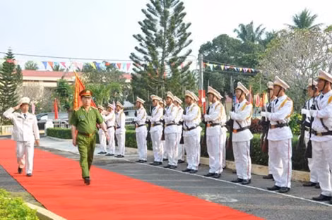 Thứ trưởng Nguyễn Văn Thành duyệt đội danh dự Trại giam Xuân Phước.