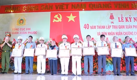 Trung tướng Nguyễn Ngọc Bằng trao bằng khen của Tổng cục VIII cho tập thể, cá nhân.