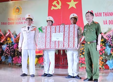 Thứ trưởng Nguyễn Văn Thành tặng quà cho Trại giam Xuân Phước.