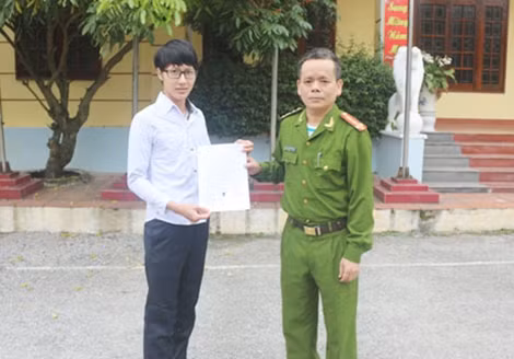 Ban Giám thị Trại giam Thanh Lâm trao Giấy chứng nhận chấp hành xong án phạt tù cho Nguyễn Văn Hiếu.