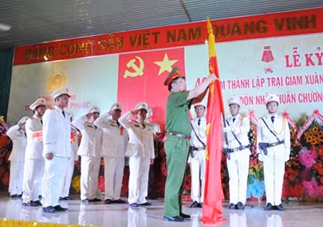 Thứ trưởng Nguyễn Văn Thành gắn Huân chương Chiến công hạng nhì lên cờ truyền thống Trại giam Xuân Phước.