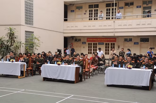 Thiếu tướng Phạm Văn Miên, Tổng Biên tập Báo CAND; Thiếu tướng Trần Vi Dân, Tổng Biên tập Tạp chí CAND; Đại tá Nguyễn Hồng Thái, Giám đốc, Tổng Biên tập Nhà xuất bản CAND cùng các đại biểu, vận động viên, cổ động viên tham dự chương trình.