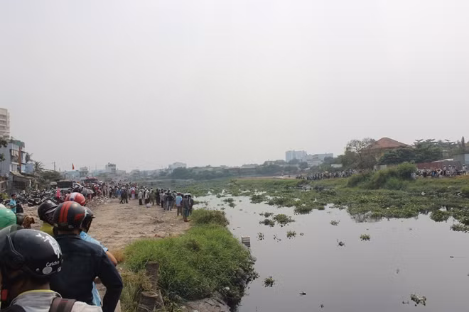 Do lục bình dày đặc nên thi thể nạn nhân vẫn chưa được tìm thấy