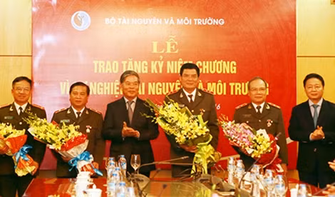 Bộ trưởng Bộ TN&MT, Nguyễn Minh Quang trao Kỷ niệm chương “Vì sự nghiệp TN&MT” tặng lãnh đạo Tổng cục An ninh và Cục An ninh kinh tế Tổng hợp , Bộ Công an.