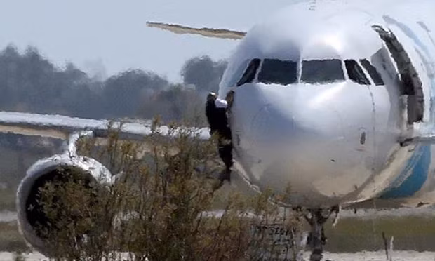 Lực lượng an ninh CH Cyprus được triển khai ở sân bay Larnaca. Ảnh: Reuters