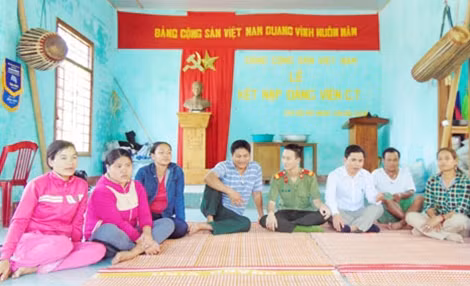 Công an huyện Nam Giang thường xuyên tổ chức nói chuyện, tuyên truyền xây dựng đời sống mới ở khu dân cư với người dân làng Rô.