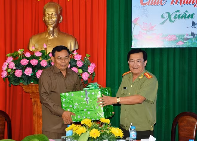 Đại tá Đoàn Minh Lý, Phó giám đốc Công an tỉnh Đồng Tháp tặng quà cho Ty Công an tỉnh PrâyVeng.