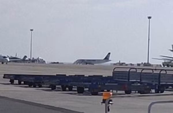 Bức ảnh được cho là chụp phi cơ Ai Cập bị khống chế ở sân bay Larnaca. Ảnh: Airlive.