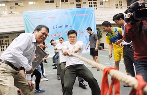Môn thi kéo co nhiều người tham gia và thu hút khán giả cổ vũ rất đông.