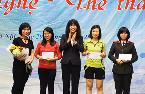 Đại tá Vũ Thị Kiều Oanh, Phó Tổng Biên tập Tạp chí CAND trao giải cho các đội thi đoạt giải nội dung kéo co nữ.