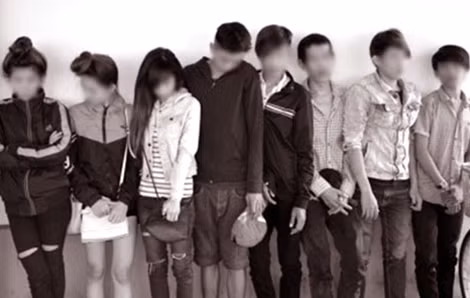 Một số thanh niên bị bắt quả tang đang tụ tập hút chích ma túy.