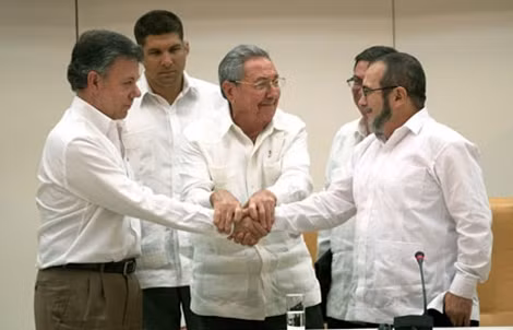 Tổng thống Colombia Juan Manuel Santos bắt tay lãnh đạo FARC Timochenko với sự chứng kiến, chúc mừng của Chủ tịch Cuba Raul Castro.