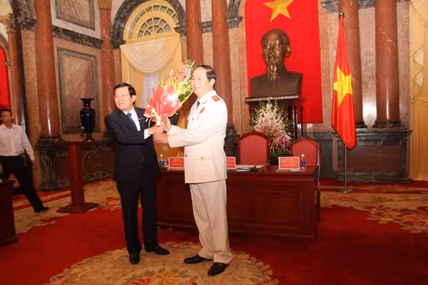 Chủ tịch nước Trương Tấn Sang tặng hoa chúc mừng lực lượng CAND và các Tướng lĩnh CAND qua các thời kỳ. Ảnh Việt Hưng.