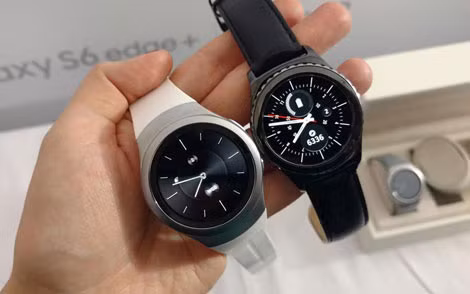 Đồng hồ thông minh Samsung Gear S2 với mặt kính cảm ứng hình tròn. Smartwatch có một vòng xoay bên ngoài mặt kính giúp người sử dụng lựa chọn các ứng dụng cần thiết. Tuy dùng hệ điều hành Tizen của Samsung nhưng Gear 2 tương thích với hầu hết các điện thoại thông minh Android.