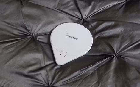 Samsung SleepSense sẽ nằm dưới tấm nệm của bạn, thông qua các cảm biến nó có thể thu thập thông tin về thời gian và chất lượng giấc ngủ của bạn. Với một ứng dụng trên điện thoại thông minh, SleepSense sẽ đưa ra khuyến cáo giúp bạn cải thiện giấc ngủ của mình.