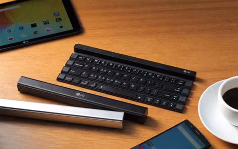 LG’s Rolly Keyboard bàn phím di động không dây có thể cuộn vào được. Được thiết kế với khả năng chống va đập bằng chất liệu nhựa ABS và polycarbonate, khi không sử dụng bạn có thể cuộn nó vào như một cây gây nhựa.