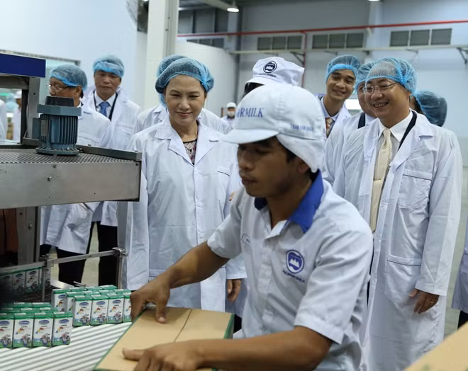 Chủ tịch Quốc hội Nguyễn Thị Kim Ngân thăm khu đóng gói sản phẩm sữa nước của nhà máy
