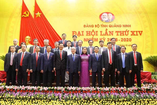 Chủ tịch Quốc hội Nguyễn Sinh Hùng chụp ảnh lưu niệm với các đại biểu.