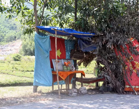Ông Trần Lợi dựng lán trại nằm sát mỏ đá Khe Diều để ngăn cản Công ty 368 nổ mìn khai thác đá.
