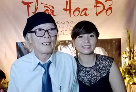 Nhà thơ Thanh Tùng và con gái trong buổi tái bản tập thơ “Thời hoa đỏ”.