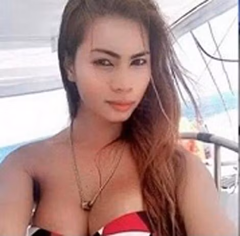 Jeffrey Laude được nhìn thấy vào khách sạn với một người đàn ông nước ngoài. Jeffrey Laude được nhìn thấy vào khách sạn với một người đàn ông nước ngoài.