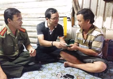 Ông Lâm Tấn Lợi - Giám đốc Công ty Duy Lợi trao số tiền 50 triệu đồng cho gia đình ông Nguyễn Ngọc Minh.