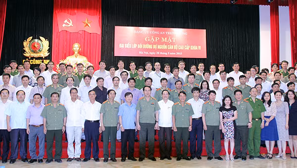 Các đồng chí trong Đảng ủy Công an Trung ương, lãnh đạo Bộ Công an với đại biểu tại buổi gặp mặt.