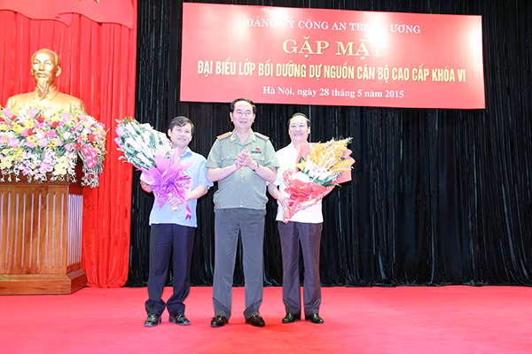 Bộ trưởng Trần Đại Quang tặng hoa chúc mừng lãnh đạo Học viện Chính trị quốc gia Hồ Chí Minh và đại diện Lớp học.