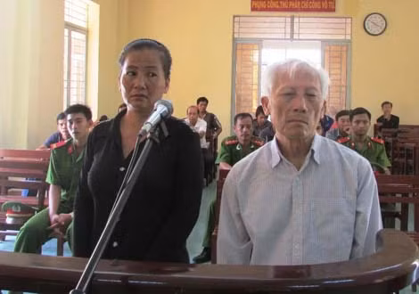 Bị cáo Lâm và Phương tại phiên tòa.