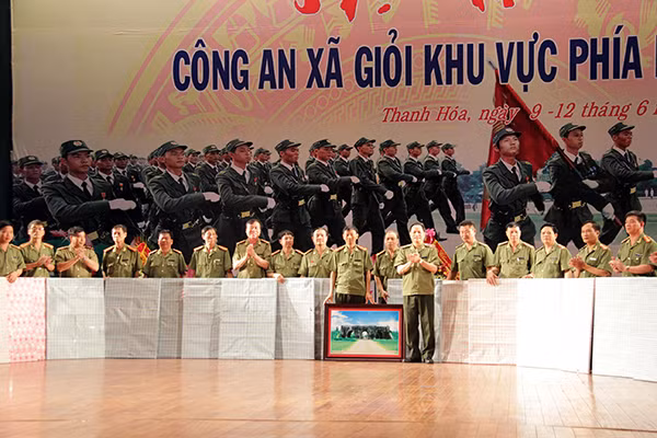 Thiếu tướng Trịnh Xuyên, Giám đốc Công an tỉnh Thanh Hóa tặng quà chúc mừng các Đội thi.