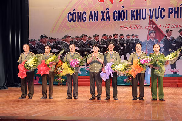 Thứ trưởng Bùi Văn Nam tặng hoa chúc mừng Ban Giám khảo.