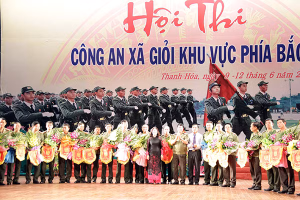 Thứ trưởng Bùi Văn Nam và lãnh đạo tỉnh Thanh Hóa tặng cờ lưu niệm và hoa các Đội thi.