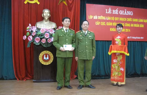Trung tướng, GS.TS Nguyễn Xuân Yêm trao giấy chứng nhận tốt nghiệp cho học viên.