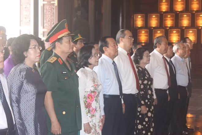 Các đại biểu dâng hương tại buổi lễ.