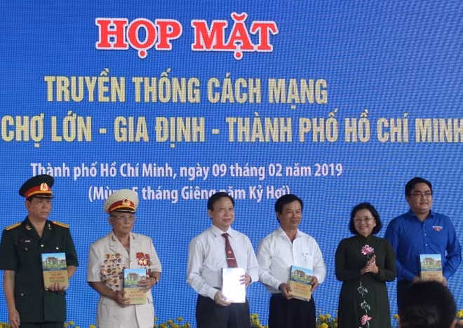 Ra mắt bộ sách “Những chiến sĩ Cộng sản hào kiệt kiên trung lưu danh cùng Đảng bộ và nhân dân TP Hồ Chí Minh anh hùng”.