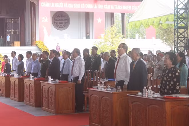 Lễ chào cờ trước buổi họp mặt.