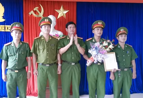 Đại tá Trần Thanh Hải khen thưởng, biểu dương các tập thể và cá nhân tham gia điều tra, phá án.