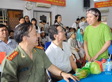 SaPiRoh đại diện cho 4 chị em trong gia đình đến cảm ơn nhà tài trợ, ông Lâm Tấn Lợi, đã giúp đỡ cô và các chị em ăn học.