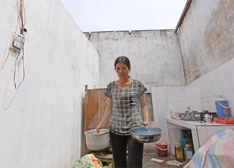 Nhiều nhà dân bị sập và tốc mái. Ảnh: TTXVN